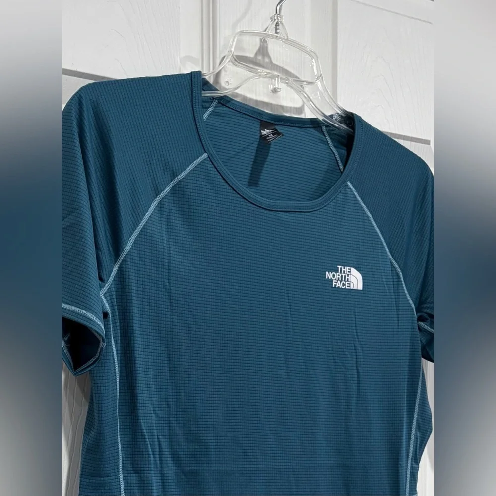 The North Face Women’s Medium Sunriser Short-Sleeve Space Blue Teal NWT Perform - Picture 2 of 8